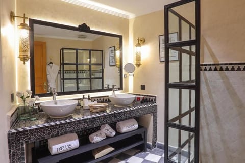 Superior Room | Bathroom | Slippers, towels