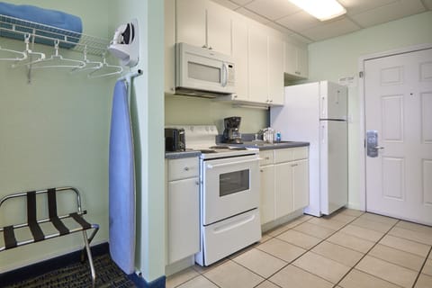 Junior Single Room, Kitchen, Beach View | Private kitchen | Microwave, coffee/tea maker