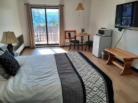 Superior Room, Park View, Mountainside | Individually furnished, laptop workspace, soundproofing, free WiFi