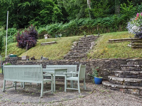 Sitting-out-area | The Cottage, Lydney