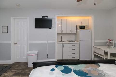 Studio, Kitchenette | Iron/ironing board, free cribs/infant beds, free WiFi, bed sheets