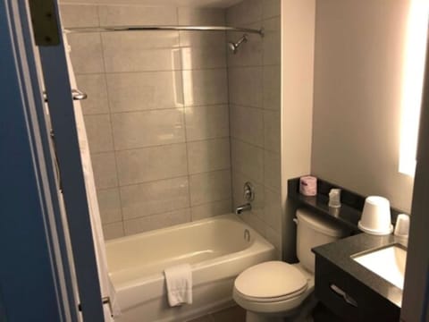 Combined shower/tub, free toiletries, hair dryer, towels