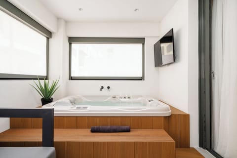 Private spa tub