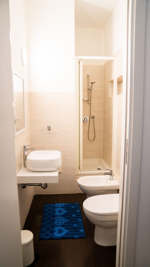 Economy Room, 1 Bedroom, Ground Floor | Bathroom | Shower, free toiletries, hair dryer, bathrobes