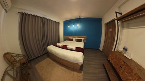 Deluxe Room, 1 Queen Bed | Premium bedding, pillowtop beds, iron/ironing board, free WiFi