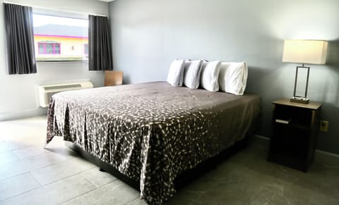 Standard King Room | Free WiFi, bed sheets