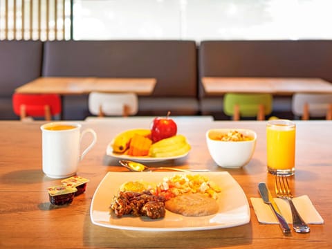 Daily cooked-to-order breakfast (MXN 229 per person)