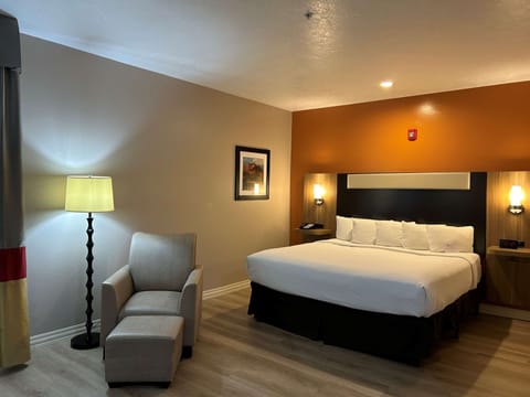 Suite, 1 King Bed, Accessible, Bathtub | Pillowtop beds, in-room safe, desk, iron/ironing board