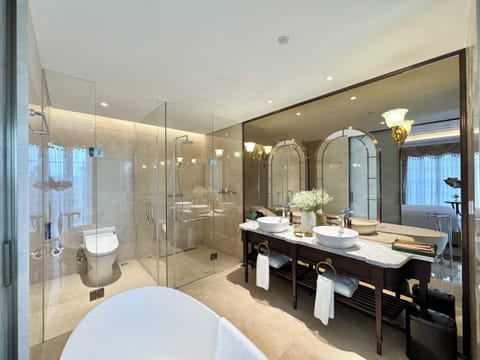 Premier Suite | Bathroom | Shower, free toiletries, hair dryer, bathrobes