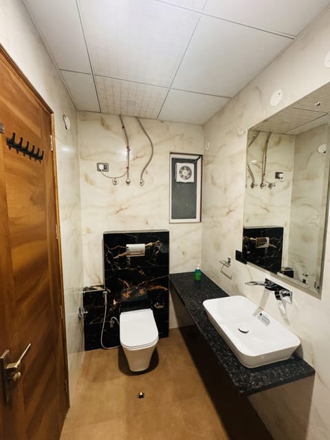 Deluxe Double Room | Bathroom | Free toiletries, towels, soap, shampoo