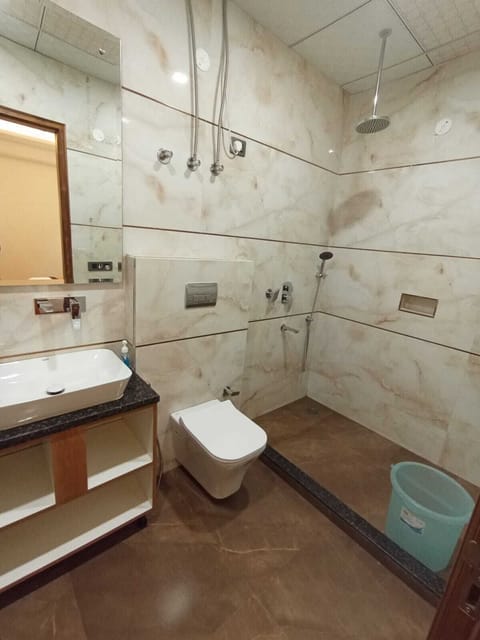 Deluxe Double Room | Bathroom | Free toiletries, towels, soap, shampoo