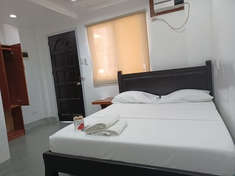 Deluxe Room | Iron/ironing board, free WiFi