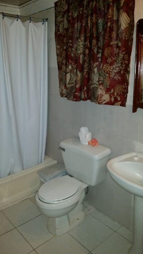 Superior Double Room | Bathroom | Bathtub, deep soaking tub, towels