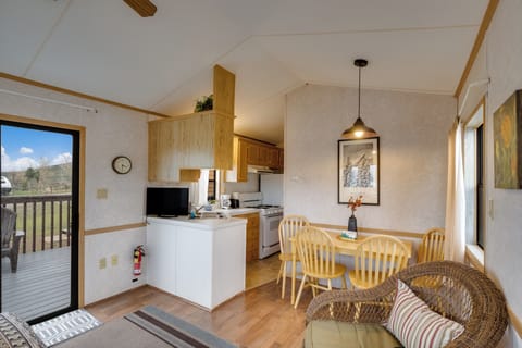 Cottage | Private kitchen | Fridge, oven, stovetop, toaster