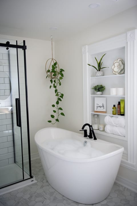 Comfort Room, 1 Queen Bed, Bathtub | Bathroom | Free toiletries, hair dryer