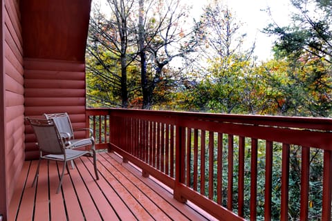 Sweetheart Cabin, 1 Bedroom, Jetted Heart-shaped Tub, Private Outdoor Hot Tub | Balcony