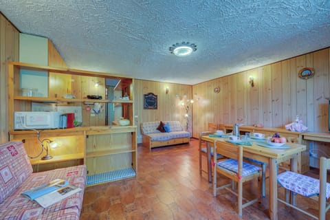 Family Apartment, 1 Bedroom (Appartamento Bareu Mountain View) | Living room | 21-inch TV with digital channels