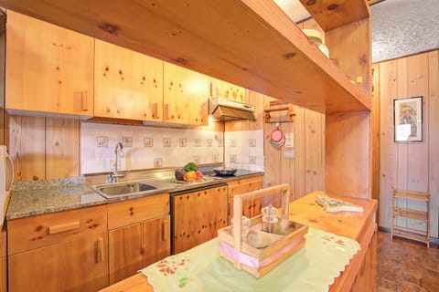 Family Apartment, 1 Bedroom (Appartamento Bareu Mountain View) | Private kitchen | Fridge, microwave, stovetop, coffee/tea maker