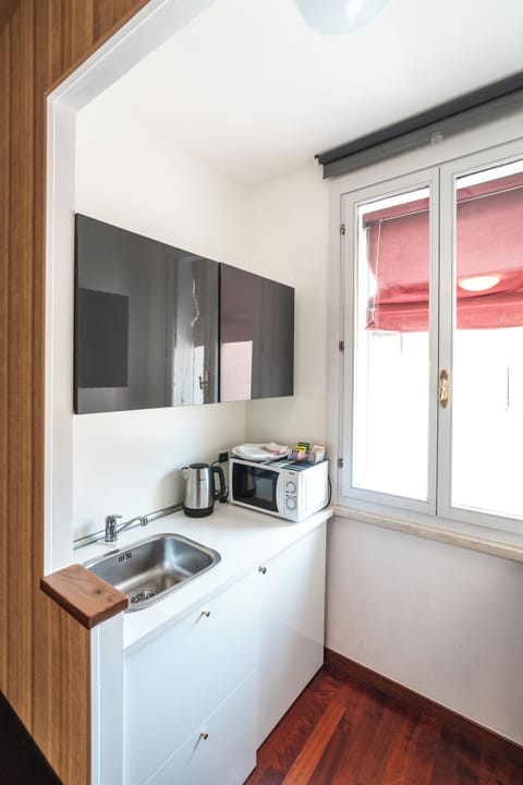 Studio Suite | Private kitchen | Mini-fridge, electric kettle, cookware/dishes/utensils