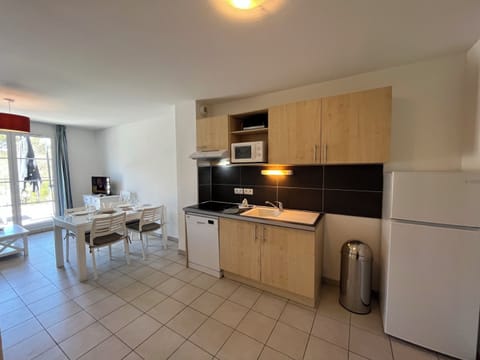 Maison deux chambres | Private kitchen | Full-size fridge, microwave, stovetop, dishwasher