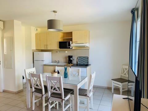 Maison trois chambres | Private kitchen | Full-size fridge, microwave, stovetop, dishwasher