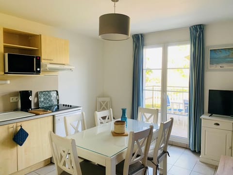 Maison trois chambres | Private kitchen | Full-size fridge, microwave, stovetop, dishwasher