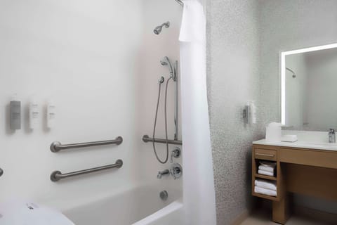 Studio Suite, 1 King Bed, Accessible, Bathtub | Bathroom | Hair dryer, towels, soap, shampoo