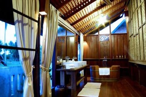 Grand Deluxe Villa | Bathroom | Shower, free toiletries, hair dryer, slippers