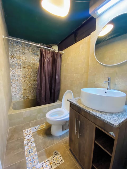 Luxury Room | Bathroom | Shower, hydromassage showerhead, towels, soap