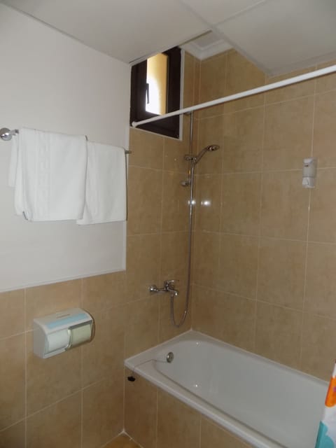 Combined shower/tub, free toiletries, hair dryer, bidet