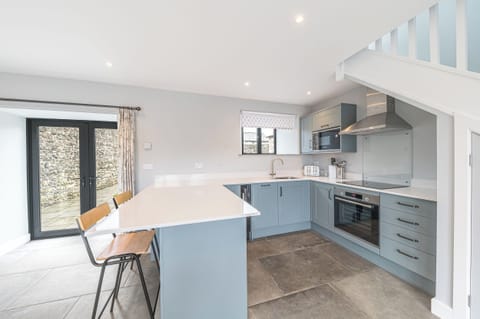 Cottage | Private kitchen | Fridge, dishwasher, electric kettle, toaster