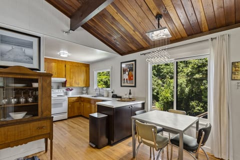 With picture windows to the front yard.