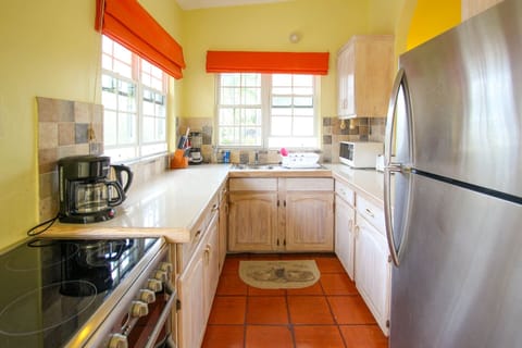 House, 2 Bedrooms | Private kitchen | Fridge, oven, coffee/tea maker