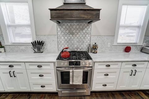 Kitchen: Gas stove.