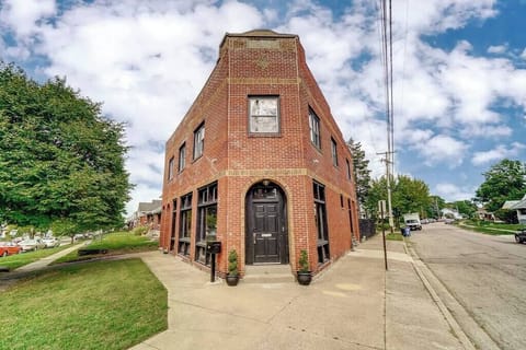 Front entrance. Please use ONLY this door to exit/enter