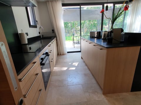 Premium Villa, Accessible, Ensuite (Bastide 4 chambres 3 sdb) | Shared kitchen