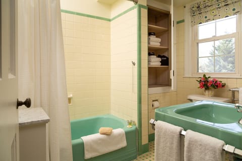 Deluxe Double Room | Bathroom | Hydromassage showerhead, designer toiletries, hair dryer, bathrobes