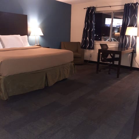 Suite, 1 King Bed, Non Smoking | Premium bedding, desk, blackout drapes, iron/ironing board
