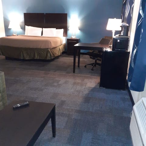 Suite, 1 King Bed, Non Smoking | Premium bedding, desk, blackout drapes, iron/ironing board