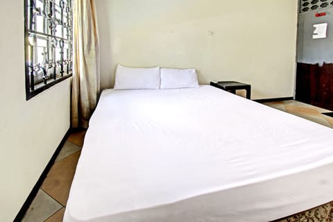 Deluxe Double Room | Desk, laptop workspace, bed sheets