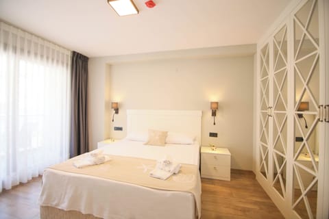 Comfort Suite | Blackout drapes, iron/ironing board, free WiFi, bed sheets
