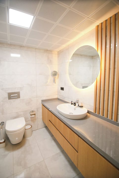 Elite Twin Room | Bathroom | Shower, rainfall showerhead, free toiletries, hair dryer