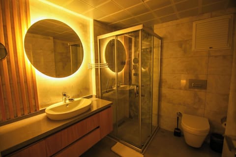 Comfort Suite | Bathroom | Shower, rainfall showerhead, free toiletries, hair dryer