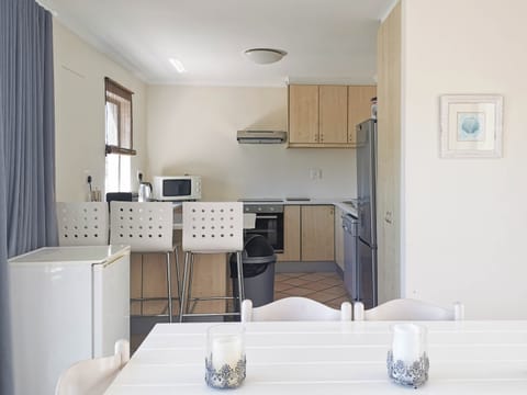 Economy Apartment | Private kitchen | Full-size fridge, microwave, oven, stovetop