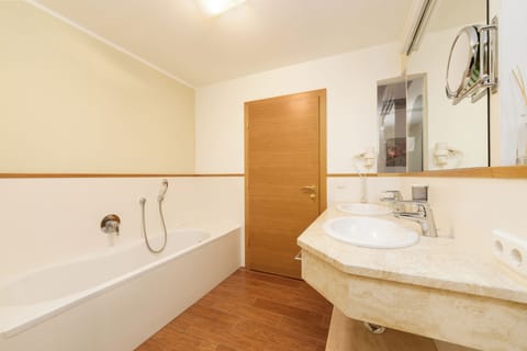 Deluxe Suite | Bathroom | Hair dryer, bathrobes, towels, soap