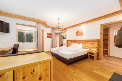 Family Suite | Cribs/infant beds, free WiFi, bed sheets