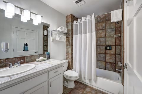 King Exterior | Bathroom | Shower, free toiletries, hair dryer, towels