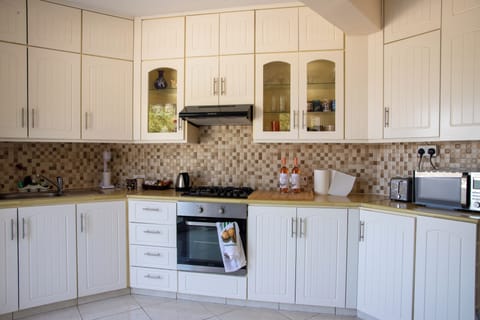 House | Private kitchen | Fridge, microwave, oven, stovetop