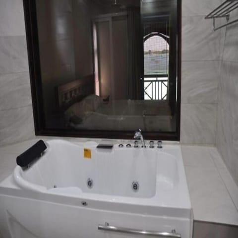 Executive Apartment | Bathroom | Towels