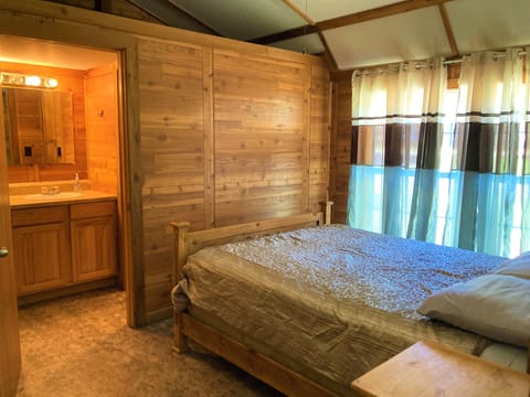 Premium Cabin | Free WiFi, bed sheets